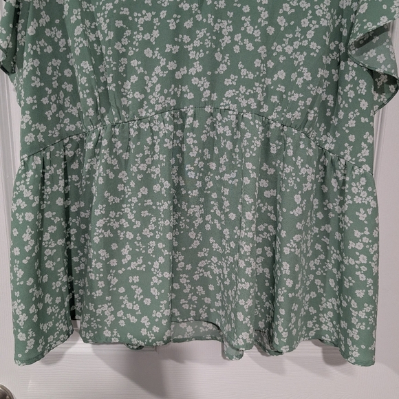 Sweet Rain Sage Green Floral V-Neck Flutter Sleeve Blouse in Size 2X - Picture 4 of 7